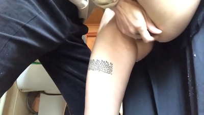 Chorro no baño da escola, un verdadeiro orgasmo espumoso: o meu profesor fixo todo o posible